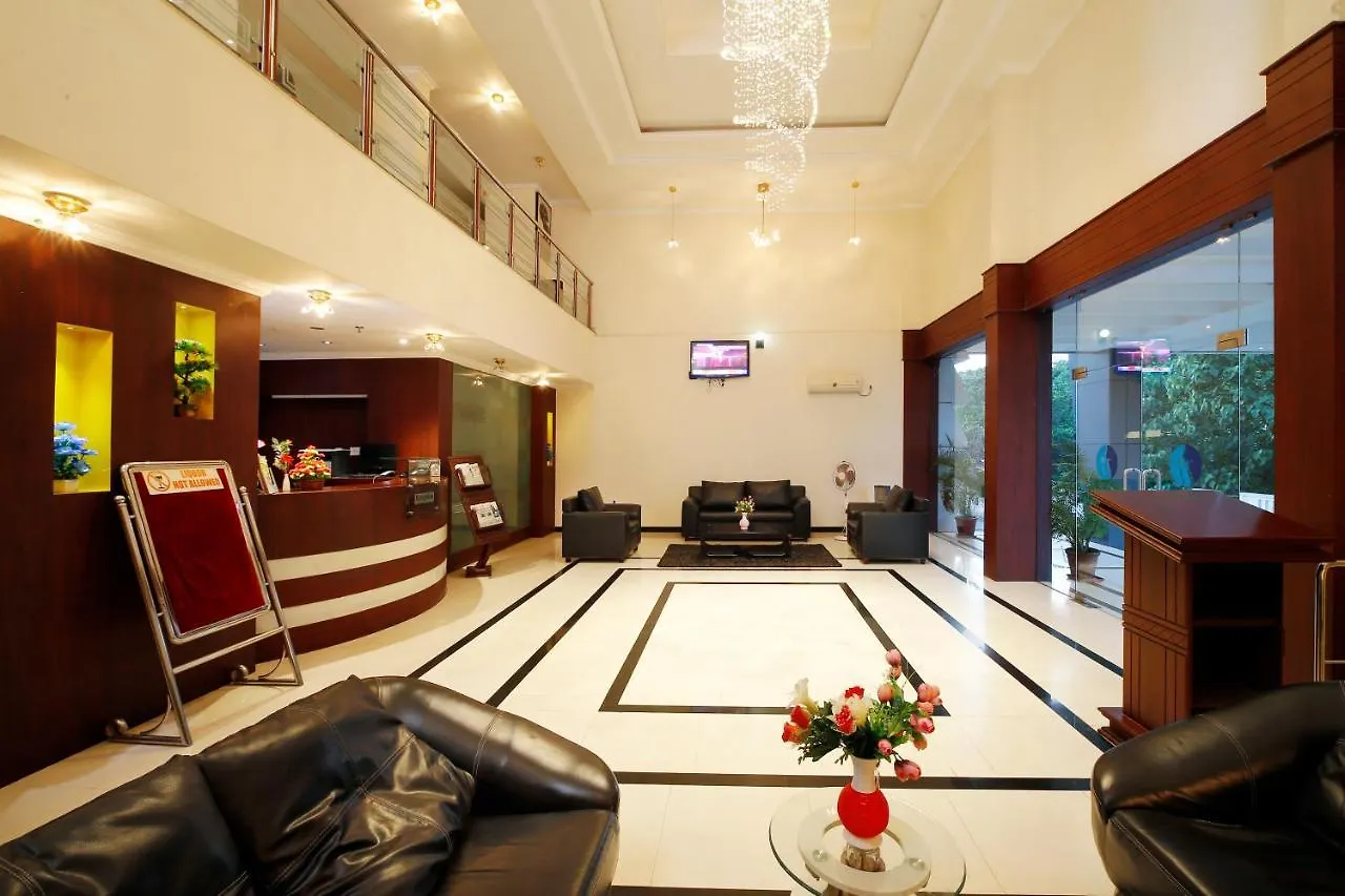 Rose International Hotel Nilambūr